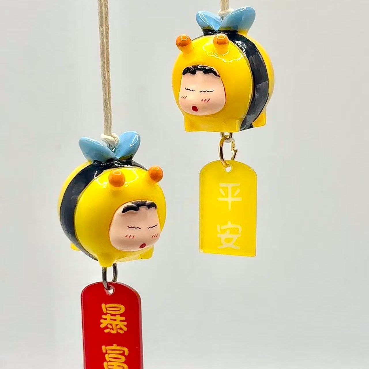 Car Accessories Hanging - Figur Cosplay Crayon Shin-chan Bee, Gantungan